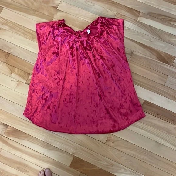 Last day 💔
chic boho velvet top - Picture 11 of 12